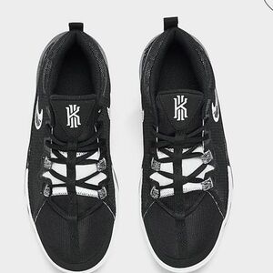 BIG KIDS' NIKE KYRIE FLYTRAP 6‎ BASKETBALL SHOES